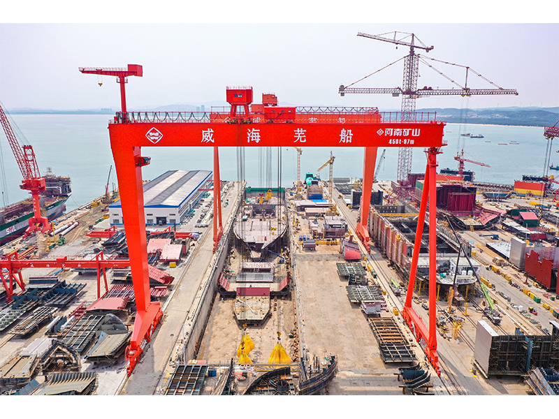 空中“钢铁侠”｜“矿源”智造450t超大跨度造船门机